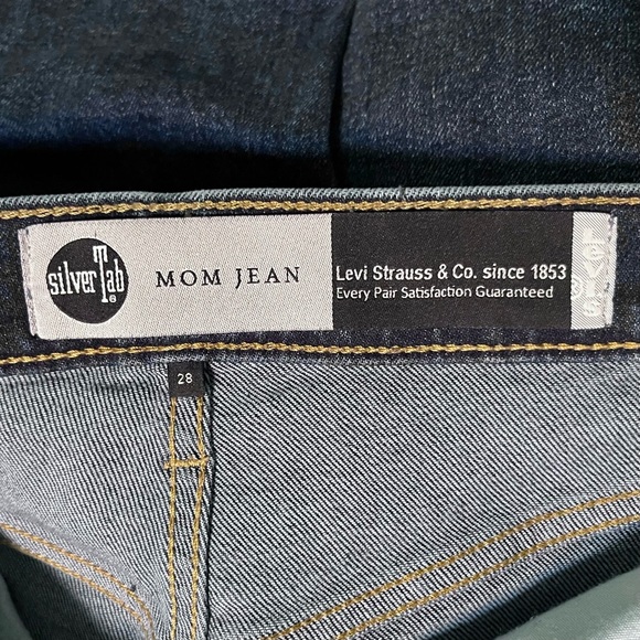 Levi’s Silver Tab Mom Jean High Waisted Dark Wash Size 28 EUC - Picture 3 of 3